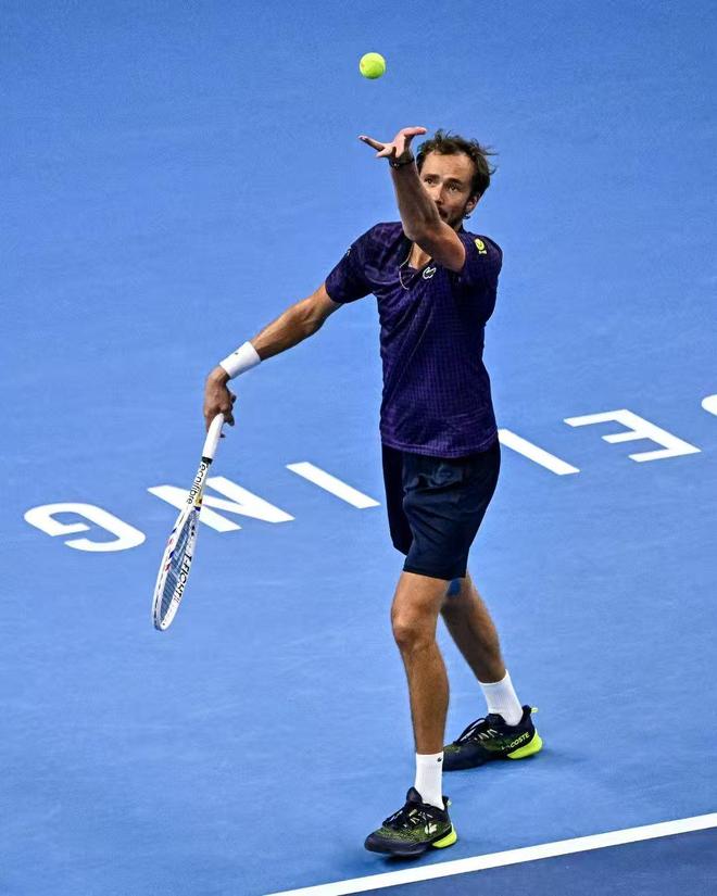 德国网球队鏖战西班牙网球队，梅德韦杰夫制霸全场的简单介绍