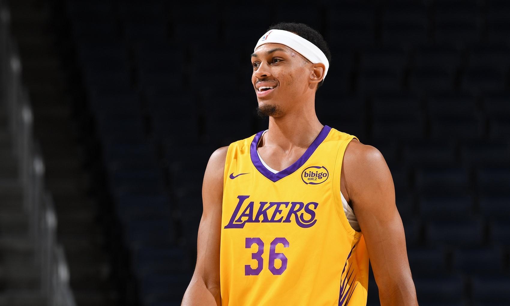 湖人B队轻取独行侠，贝弗利制霸全场的简单介绍